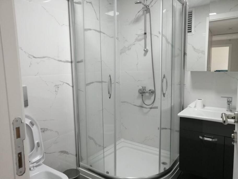 Sisli Apartment, 2 Bedrooms, 250 M Metro, New Modern Residence 이스탄불 외부 사진